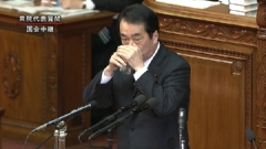 国会で朝鮮飲みを披露する韓チョクト